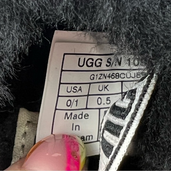 UGG Infant Fluff Yeah Furry Fuzzy Sandals 0/1 XS 0-6 months Black $55 Baby Sized - Picture 5 of 12